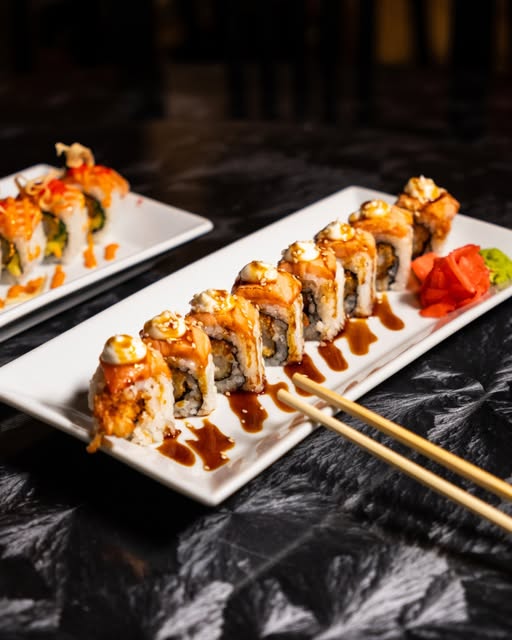 Sushi rolls σε λευκή πιατέλα με chopsticks