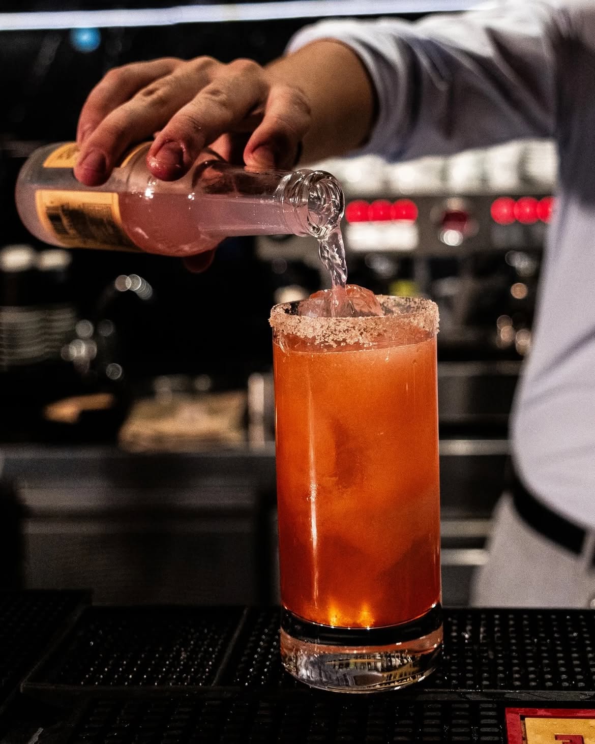 Cocktail που ετοιμάζεται στο bar του Nama